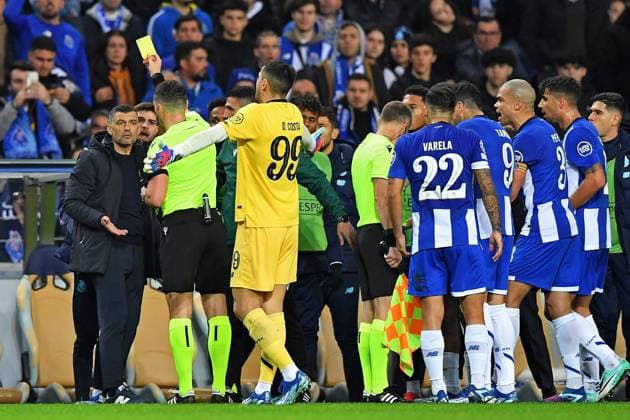 13th December 2023: EUFA Champions League football, FC Porto versus Shakhtar Donetsk: Referee Istvan Kovacs (ROU), yellow cards coach S& xe9;rgio Concei& xe7;& xe3;o of Porto  ActionPlus12585515 DanielxCastro
