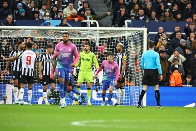 UEFA Champions League Newcastle United v AC Milan Christian Pulisic 11 of AC Milan scores to make it 1-1 during the UEFA Champions League match Newcastle United vs AC Milan at St. James s Park, Newcastle, United Kingdom, 13th December 2023 (Photo by Mark Cosgrove News Images) Newcastle St. James s Park Tyne and Wear United Kingdom Copyright: xMarkxCosgrove NewsxImagesx