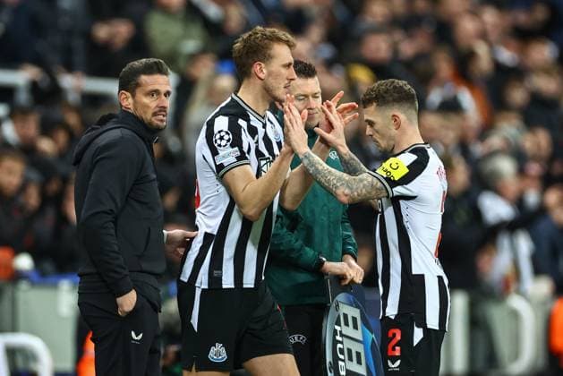 UEFA Champions League Newcastle United v AC Milan Kieran Trippier 2 of Newcastle United is substituted for Dan Burn 33 of Newcastle United during the UEFA Champions League match Newcastle United vs AC Milan at St. James s Park, Newcastle, United Kingdom, 13th December 2023 (Photo by Mark Cosgrove News Images) Newcastle St. James s Park Tyne and Wear United Kingdom Copyright: xMarkxCosgrove NewsxImagesx