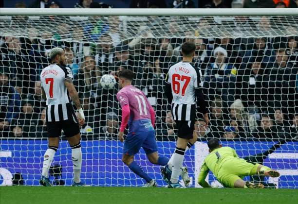Newcastle United FC v AC Milan: Group F - UEFA Champions League 2023 24 Christian Pulisic of AC Milan scores equalizing goal during the UEFA Champions League match between Newcastle United FC and AC Milan at St. James Park on December 13, 2023 in Newcastle upon Tyne, United Kingdom. Newcastle upon Tyne St. James Park England United Kingdom Copyright: xRichardxSellers Sportsphoto APLx 13964137