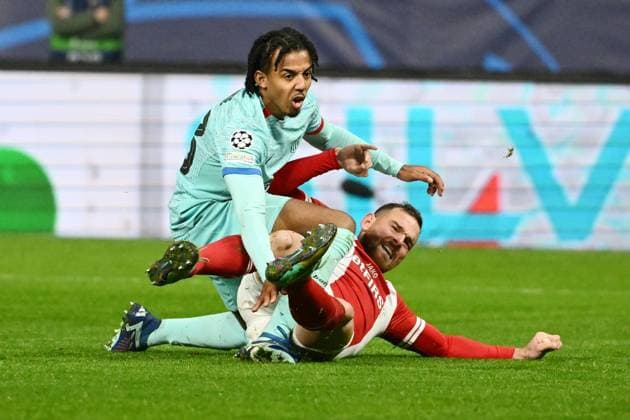 231213 R Antwerp FC vs FC Barcelona, Barca Vincent Janssen of Antwerp battles for the ball with Jules Kounde of Barcelona and scores the 2-1 goal during a football game between Royal Antwerp FC and FC Barcelona on day 6 in Group H of the UEFA Champions League season 2023-2024 competition on December 13, 2023 in Antwerp, Belgium. (Photo by Maarten Straetemans Isosport) ANTWERP BELGIUM  Copyright: xx 424110