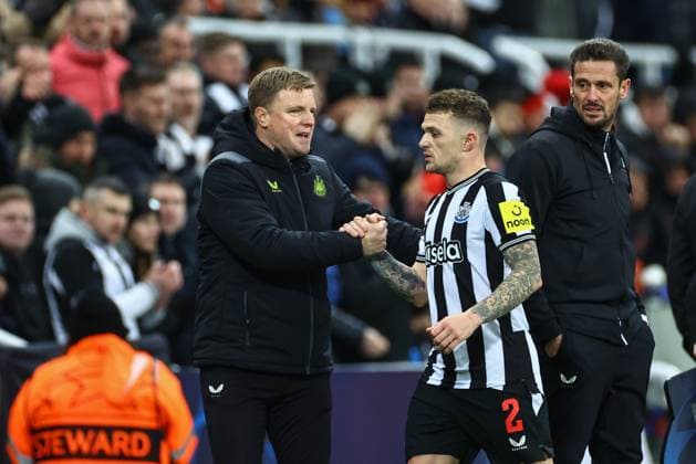 UEFA Champions League Newcastle United v AC Milan Eddie Howe manager of Newcastle United shakes hands with Kieran Trippier 2 of Newcastle United as he is substituted with Dan Burn 33 of Newcastle United during the UEFA Champions League match Newcastle United vs AC Milan at St. James s Park, Newcastle, United Kingdom, 13th December 2023 (Photo by Mark Cosgrove News Images) Newcastle St. James s Park Tyne and Wear United Kingdom Copyright: xMarkxCosgrove NewsxImagesx
