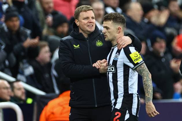 UEFA Champions League Newcastle United v AC Milan Eddie Howe manager of Newcastle United shakes hands with Kieran Trippier 2 of Newcastle United as he is substituted with Dan Burn 33 of Newcastle United during the UEFA Champions League match Newcastle United vs AC Milan at St. James s Park, Newcastle, United Kingdom, 13th December 2023 (Photo by Mark Cosgrove News Images) Newcastle St. James s Park Tyne and Wear United Kingdom Copyright: xMarkxCosgrove NewsxImagesx