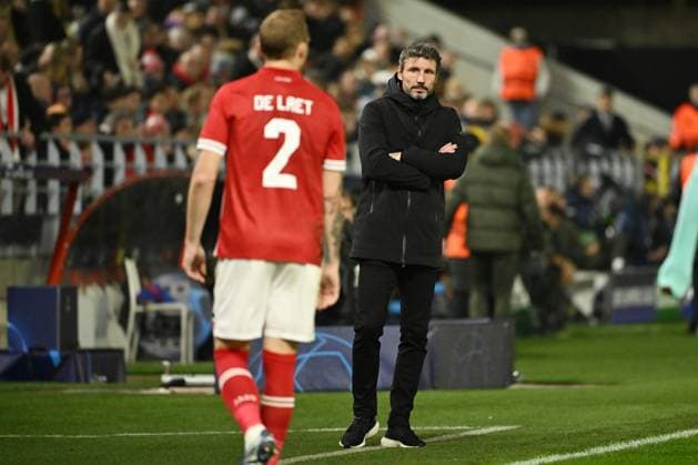 231213 R Antwerp FC vs FC Barcelona, Barca Mark Van Bommel, head coach of Antwerp, pictured with Ritchie De Laet of Antwerp during a football game between Royal Antwerp FC and FC Barcelona on day 6 in Group H of the UEFA Champions League season 2023-2024 competition on December 13, 2023 in Antwerp, Belgium. (Photo by Maarten Straetemans Isosport) ANTWERP BELGIUM  Copyright: xx 424114