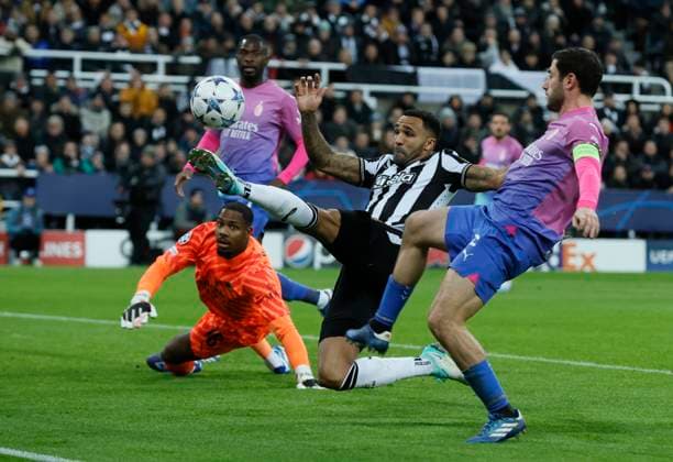Sport Bilder des Tages Newcastle United FC v AC Milan: Group F - UEFA Champions League 2023 24 Callum Wilson of Newcastle United almost scores during the UEFA Champions League match between Newcastle United FC and AC Milan at St. James Park on December 13, 2023 in Newcastle upon Tyne, United Kingdom. Newcastle upon Tyne St. James Park England United Kingdom Copyright: xRichardxSellers Sportsphoto APLx 13964140