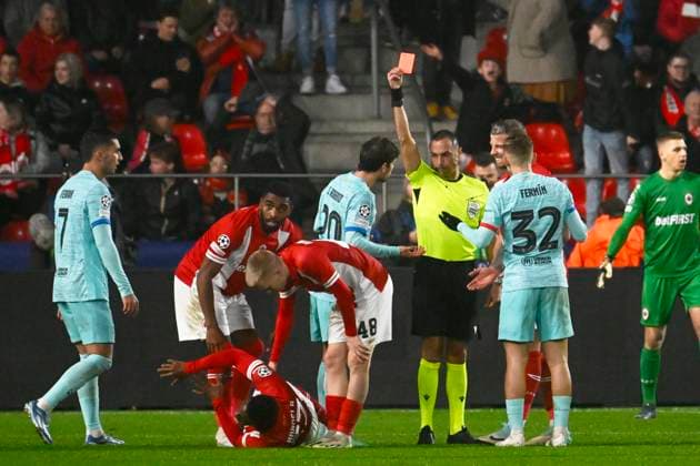 Royal Antwerp FC v FC Barcelona, Barca - UEFA Champions League DEURNE, BELGIUM - DECEMBER 13 : referee Guida Marco shows a red card to Roberto Sergi midfielder of FC Barcelona during the UEFA Champions League group H match between Royal Antwerp FC and FC Barcelona on December 13, 2023 in Deurne, Belgium, 13 12 2023 Deurne Belgium  Copyright: xPeterxDexVoechtx