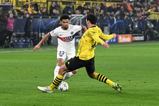 13 12 2023, xsltx, Football UEFA Champions League, Borussia Dortmund Paris St Germain PSG emspor, v l Waren Zaire Emery FC Paris Saint Germain Mats Hummels Borussia Dortmund Foul Zweikampf, Aktion, action, battle for the ball DFL DFB REGULATIONS PROHIBIT ANY USE OF PHOTOGRAPHS as IMAGE SEQUENCES and or QUASI VIDEO Dortmund