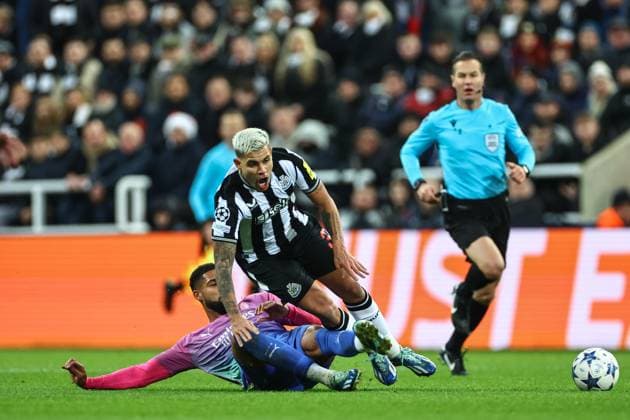 UEFA Champions League Newcastle United v AC Milan Ruben Loftus-Cheek 8 of AC Milan slides into Bruno Guimaraes 39 of Newcastle United no foul during the UEFA Champions League match Newcastle United vs AC Milan at St. James s Park, Newcastle, United Kingdom, 13th December 2023 (Photo by Mark Cosgrove News Images) Newcastle St. James s Park Tyne and Wear United Kingdom Copyright: xMarkxCosgrove NewsxImagesx