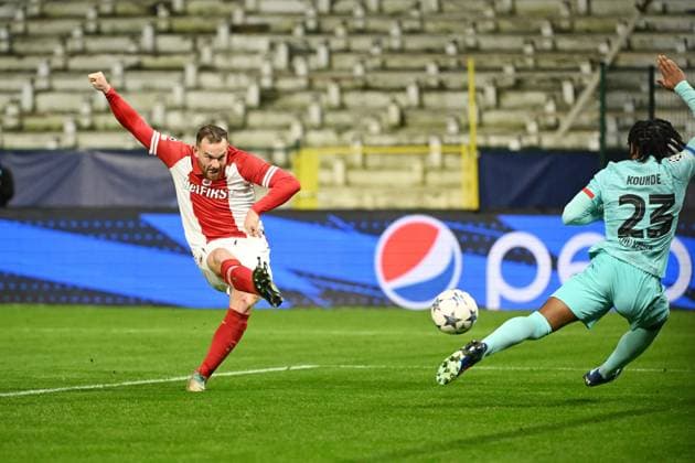 Sport Bilder des Tages 231213 R Antwerp FC vs FC Barcelona, Barca Jules Kounde of Barcelona battles for the ball with Vincent Janssen of Antwerp during a football game between Royal Antwerp FC and FC Barcelona on day 6 in Group H of the UEFA Champions League season 2023-2024 competition on December 13, 2023 in Antwerp, Belgium. (Photo by Maarten Straetemans Isosport) ANTWERP BELGIUM  Copyright: xx 424124