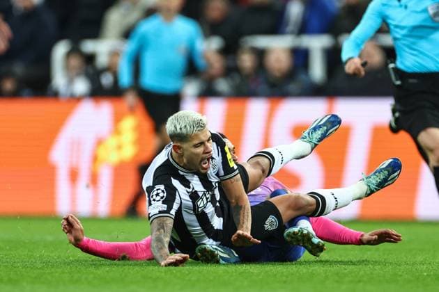 UEFA Champions League Newcastle United v AC Milan Ruben Loftus-Cheek 8 of AC Milan slides into Bruno Guimaraes 39 of Newcastle United no foul during the UEFA Champions League match Newcastle United vs AC Milan at St. James s Park, Newcastle, United Kingdom, 13th December 2023 (Photo by Mark Cosgrove News Images) Newcastle St. James s Park Tyne and Wear United Kingdom Copyright: xMarkxCosgrove NewsxImagesx