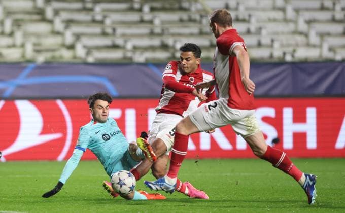 Barcelona s Pedri and Antwerp s Owen Wijndal fight for the ball during a game between Belgian soccer team Royal Antwerp FC and Spanish club FC Barcelona, Barca in Antwerp, on Wednesday 13 December 2023, day six of the Champions League group stage, in group H. VIRGINIExLEFOUR  x82280268x