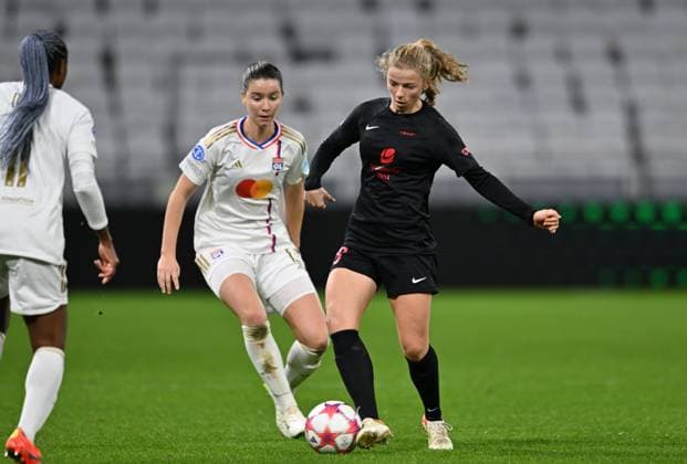 Mesterligaen kvinner: Lyon Brann Lyon, Frankrike 20231213. Branns Justine Kielland (t.h.) under mesterligakampen i fotball mellom Lyon og Brann i Lyon i Frankrike. Foto: Mourad Allili NTB Lyon Frankrike EDITORIAL USE ONLY. RESTRICTED USE FOR BETTING COMPANIES Ref:_SPOsWL0CUAZRJc.jpg  Copyright: xMouradxAllilix xNTBx