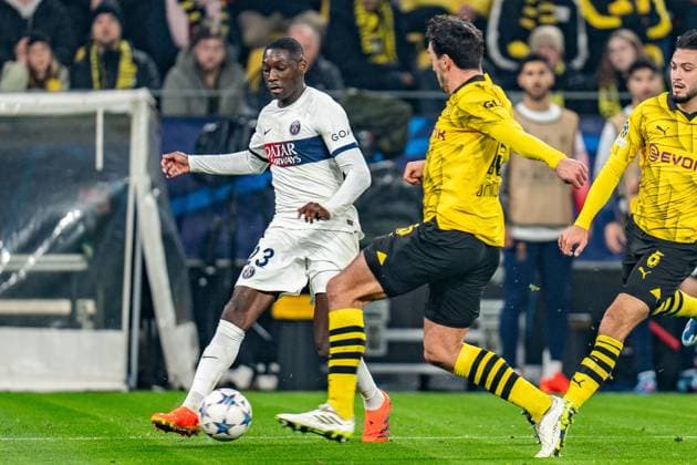 Randal Kolo Muani Paris Saint Germain, 23 Mats Hummels Borussia Dortmund, 15 Ramy Bensebaini Borussia Dortmund, 5 Borussia Dortmund vs Paris Saint Germain, Football, UEFA Champions League, Matchday 6, 13 12 2023 DFL REGULATIONS PROHIBIT ANY OUSE OF PHOTOGRAPHS AS IMAGE SEQUENCES AND OR QUASI VIDEO Borussia Dortmund vs Paris Saint Germain, Football, UEFA Champions League, Matchday 6, 13 12 2023 Dortmund Copyright: xEibner-Pressefoto BahhoxKarax EP_BVB