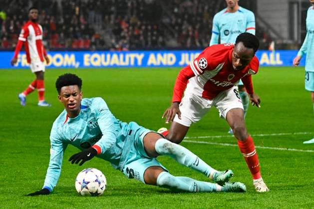 Royal Antwerp FC v FC Barcelona, Barca - UEFA Champions League DEURNE, BELGIUM - DECEMBER 13 : Abdullahi Alhassan Yusuf midfielder of Antwerp FC battles for the ball with Balde Alejandro defender of FC Barcelona during the UEFA Champions League group H match between Royal Antwerp FC and FC Barcelona on December 13, 2023 in Deurne, Belgium, 13 12 2023 Deurne Belgium  Copyright: xPeterxDexVoechtx
