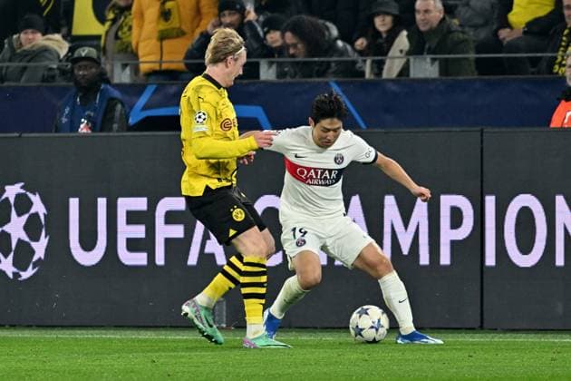 13 12 2023, xsltx, Football UEFA Champions League, Borussia Dortmund Paris St Germain PSG emspor, v l Julian Brandt Borussia Dortmund Kang in Lee FC Paris Saint Germain duel, action, action, battle for the ball DFL DFB REGULATIONS PROHIBIT ANY USE OF PHOTOGRAPHS as IMAGE SEQUENCES and or QUASI VIDEO Dortmund