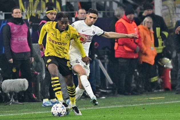 13 12 2023, xsltx, Football UEFA Champions League, Borussia Dortmund Paris St Germain PSG emspor, v l Jamie Bynoe Gittens Borussia Dortmund Achraf Hakimi FC Paris Saint Germain duel, action, action, battle for the ball DFL DFB REGULATIONS PROHIBIT ANY USE OF PHOTOGRAPHS as IMAGE SEQUENCES and or QUASI VIDEO Dortmund