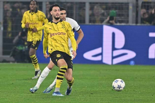 13 12 2023, xsltx, Football UEFA Champions League, Borussia Dortmund Paris St Germain PSG emspor, v l Ramy Bensebaini Borussia Dortmund Achraf Hakimi FC Paris Saint Germain duel, action, action, battle for the ball DFL DFB REGULATIONS PROHIBIT ANY USE OF PHOTOGRAPHS as IMAGE SEQUENCES and or QUASI VIDEO Dortmund