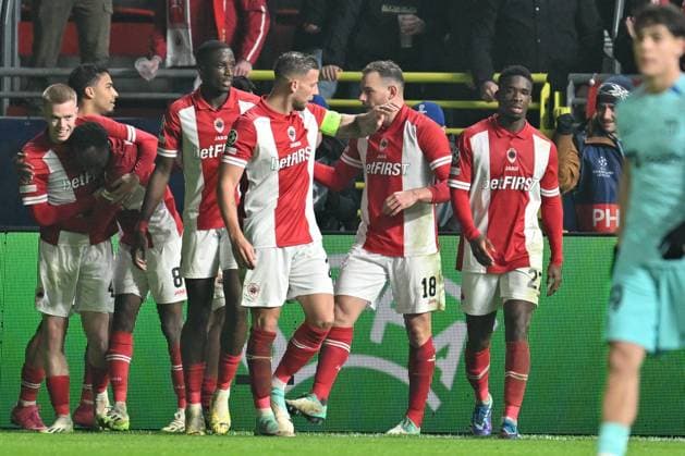 231213 R Antwerp FC vs FC Barcelona, Barca Vincent Janssen (18) of Antwerp celebrating with teammates after scoring the 2-1 goal during the Uefa Champions League matchday 6 game in group H in the 2023-2024 season between Royal Antwerp FC and FC Barcelona on December 13 , 2023 in Antwerpen, Belgium. (Photo by David Catry Isosport) ANTWERPEN BELGIUM  Copyright: xx 424143
