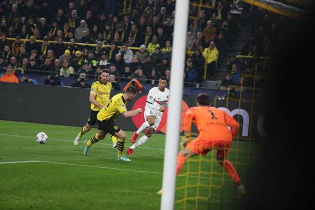 Kylian MBAPPE 7 (PSG) during the UEFA Champions League match between Dortmund and PSG at Signal Iduna Park ,on December 13, 2023 in Dortmund, Germany FOOTBALL : 2023 Borussia Dortmund vs Paris Saint Germain - Ligue des Champions - 13 12 2023 -Signal Iduna Park Dortmund - ElyxandroCegarra Panoramic 