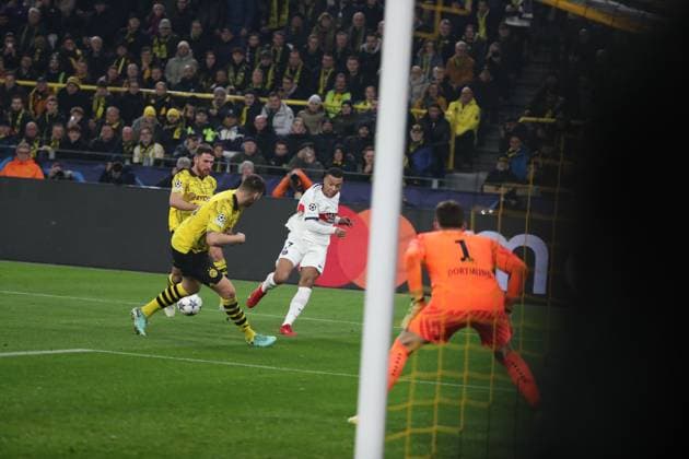 Kylian MBAPPE 7 (PSG) during the UEFA Champions League match between Dortmund and PSG at Signal Iduna Park ,on December 13, 2023 in Dortmund, Germany FOOTBALL : 2023 Borussia Dortmund vs Paris Saint Germain - Ligue des Champions - 13 12 2023 -Signal Iduna Park Dortmund - ElyxandroCegarra Panoramic 