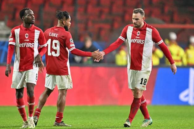 231213 R Antwerp FC vs FC Barcelona, Barca Vincent Janssen (18) of Antwerp celebrating with teammate Chidera Ejuke (19) of Antwerp after scoring the 2-1 goal during the Uefa Champions League matchday 6 game in group H in the 2023-2024 season between Royal Antwerp FC and FC Barcelona on December 13 , 2023 in Antwerpen, Belgium. (Photo by David Catry Isosport) ANTWERPEN BELGIUM  Copyright: xx 424154
