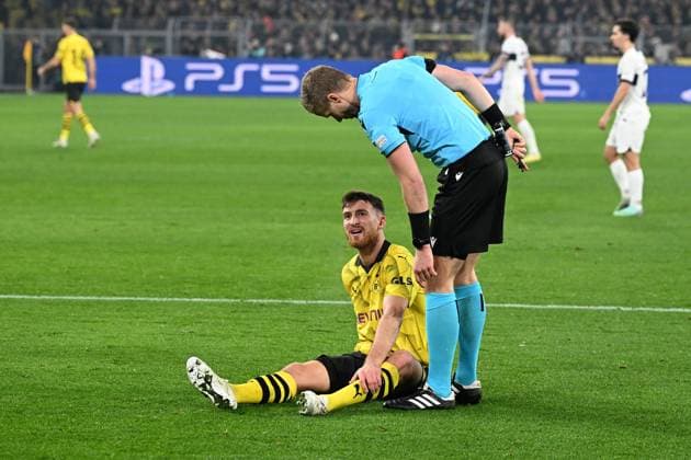 13 12 2023, xsltx, Football UEFA Champions League, Borussia Dortmund Paris St Germain PSG emspor, v l Salih Oezcan Borussia Dortmund Injury Substitution Pain Referee Referee Nyberg, Glenn Sweden DFL DFB REGULATIONS PROHIBIT ANY USE OF PHOTOGRAPHS as IMAGE SEQUENCES and or QUASI VIDEO Dortmund