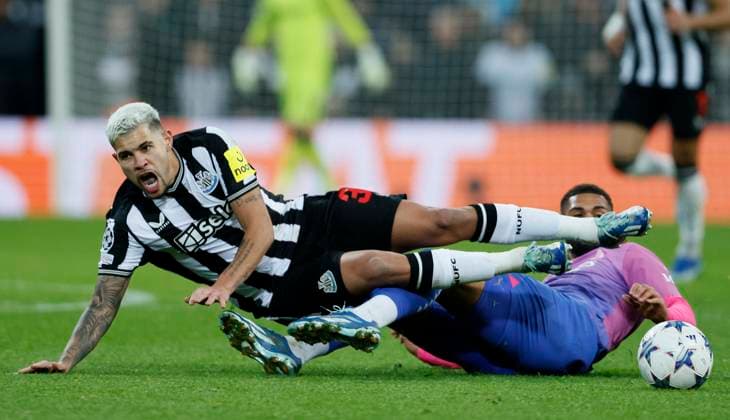Newcastle United FC v AC Milan: Group F - UEFA Champions League 2023 24 Ruben Loftus-Cheek of AC Milan and Bruno Guimaraes of Newcastle United challenge during the UEFA Champions League match between Newcastle United FC and AC Milan at St. James Park on December 13, 2023 in Newcastle upon Tyne, United Kingdom. Newcastle upon Tyne St. James Park England United Kingdom Copyright: xRichardxSellers Sportsphoto APLx 13964147