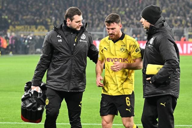 13 12 2023, xsltx, football UEFA Champions League, Borussia Dortmund Paris St Germain PSG emspor, v l Salih Oezcan Borussia Dortmund injury substitution pain DFL DFB REGULATIONS PROHIBIT ANY USE OF PHOTOGRAPHS as IMAGE SEQUENCES and or QUASI VIDEO Dortmund