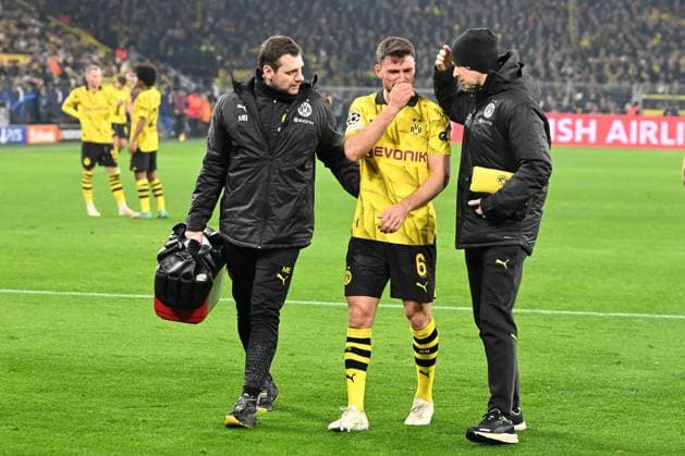 13 12 2023, xsltx, football UEFA Champions League, Borussia Dortmund Paris St Germain PSG emspor, v l Salih Oezcan Borussia Dortmund injury substitution pain DFL DFB REGULATIONS PROHIBIT ANY USE OF PHOTOGRAPHS as IMAGE SEQUENCES and or QUASI VIDEO Dortmund