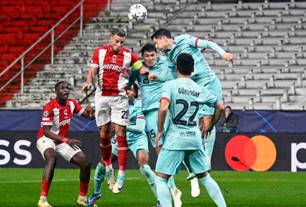 Royal Antwerp FC v FC Barcelona, Barca - UEFA Champions League DEURNE, BELGIUM - DECEMBER 13 : Alderweireld Toby defender of Antwerp FC battles for the ball with Lewandowski Robert forward of FC Barcelona during the UEFA Champions League group H match between Royal Antwerp FC and FC Barcelona on December 13, 2023 in Deurne, Belgium, 13 12 2023 Deurne Belgium  Copyright: xPeterxDexVoechtx