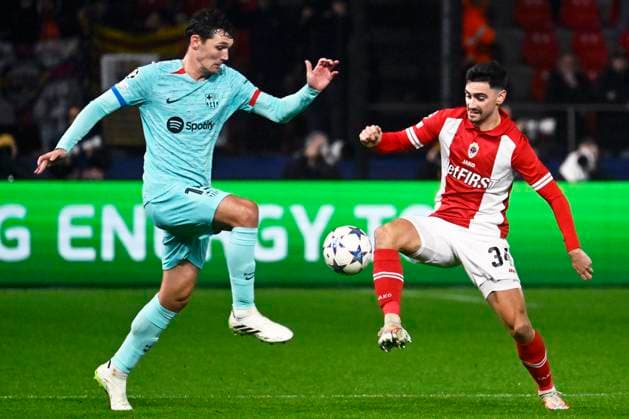 Royal Antwerp FC v FC Barcelona, Barca - UEFA Champions League DEURNE, BELGIUM - DECEMBER 13 : Bataille Jelle defender of Antwerp FC battles for the ball with Christensen Andreas defender of FC Barcelona during the UEFA Champions League group H match between Royal Antwerp FC and FC Barcelona on December 13, 2023 in Deurne, Belgium, 13 12 2023 Deurne Belgium  Copyright: xPeterxDexVoechtx