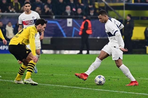 Kylian Mbappe 7 Paris Saint Germain in duel, action, with Mats Hummels 15 Borussia Dortmund , Borussia Dortmund vs Paris Saint Germain, Football, Champions League, Group stage, 13 12 2023 Dortmund Nordrhein Westfalen Germany Copyright: xkolbert-press MarcxNiemeyerx