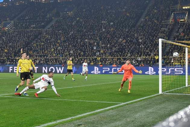 Kylian Mbappe 7, Paris Saint Germain scores the goal for 1 2 which was disallowed by VAR 13 12 2023 Soccer, Champions League, Borussia Dortmund vs Paris St Germain, Signal Iduna Park, Dortmund, NRW Germany Copyright: xpepphotox xHorstxMauelshagenx pep00321, pep_20231213_hm