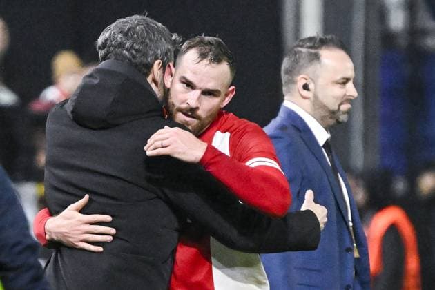 Antwerp s head coach Mark van Bommel and Antwerp s Vincent Janssen pictured during a game between Belgian soccer team Royal Antwerp FC and Spanish club FC Barcelona, Barca in Antwerp, on Wednesday 13 December 2023, day six of the Champions League group stage, in group H. TOM GOYVAERTS TomxGoyvaerts  x82281074x