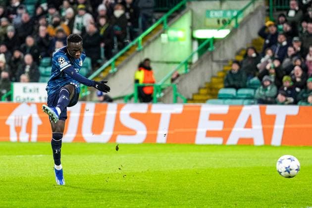 UEFA Champions League: Celtic v Feyenoord Glasgow - Yankuba Minteh of Feyenoord scores the 1-1 during the 6th leg of the UEFA Champions League group stage between Celtic v Feyenoord at Celtic Park on 13 December 2023 in Glasgow, Scotland. Copyright: xYannickxVerhoevenx