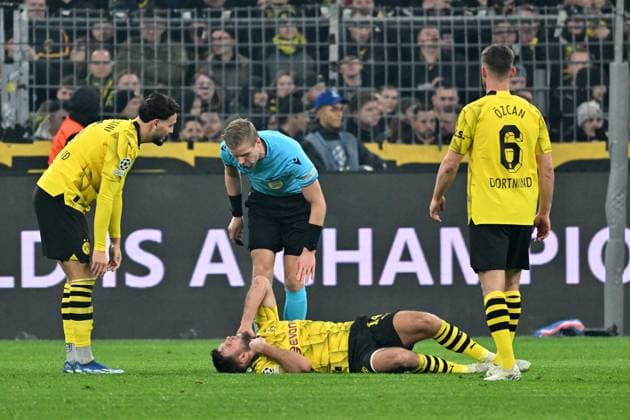 13 12 2023, xsltx, Football UEFA Champions League, Borussia Dortmund Paris St Germain PSG emspor, v l Ramy Bensebaini Borussia Dortmund Niclas Füllkrug Borussia Dortmund injured Injury with pain on the ground Referee Referee Nyberg, Glenn Sweden Salih Oezcan Borussia Dortmund DFL DFB REGULATIONS PROHIBIT ANY USE OF PHOTOGRAPHS as IMAGE SEQUENCES and or QUASI VIDEO Dortmund