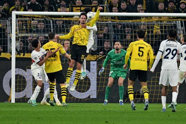 13 12 2023, xsltx, Football UEFA Champions League, Borussia Dortmund Paris St Germain PSG emspor, v l Mats Hummels Borussia Dortmund Marquinhos FC Paris Saint Germain duel, action, action, battle for the ball DFL DFB REGULATIONS PROHIBIT ANY USE OF PHOTOGRAPHS as IMAGE SEQUENCES and or QUASI VIDEO Dortmund