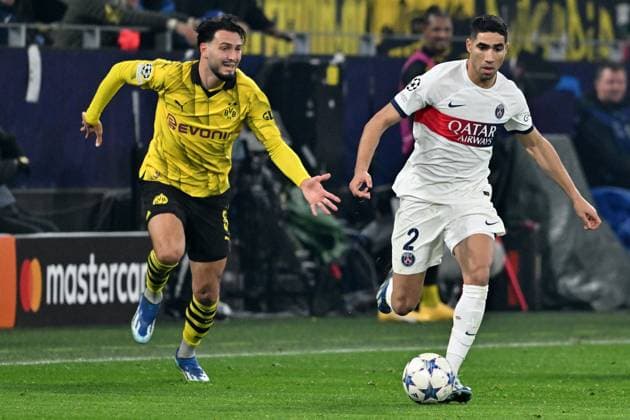 13 12 2023, xsltx, Football UEFA Champions League, Borussia Dortmund Paris St Germain PSG emspor, v l Ramy Bensebaini Borussia Dortmund Achraf Hakimi FC Paris Saint Germain duel, action, action, battle for the ball DFL DFB REGULATIONS PROHIBIT ANY USE OF PHOTOGRAPHS as IMAGE SEQUENCES and or QUASI VIDEO Dortmund
