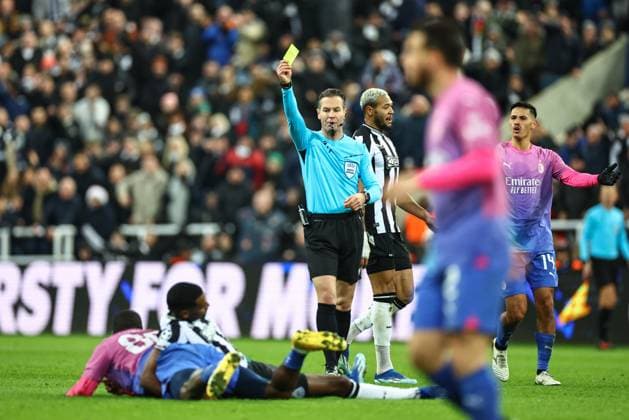 UEFA Champions League Newcastle United v AC Milan Referee Danny Makkelie gives a yellow card to Yunus Musah 80 of AC Milan during the UEFA Champions League match Newcastle United vs AC Milan at St. James s Park, Newcastle, United Kingdom, 13th December 2023 (Photo by Mark Cosgrove News Images) Newcastle St. James s Park Tyne and Wear United Kingdom Copyright: xMarkxCosgrove NewsxImagesx