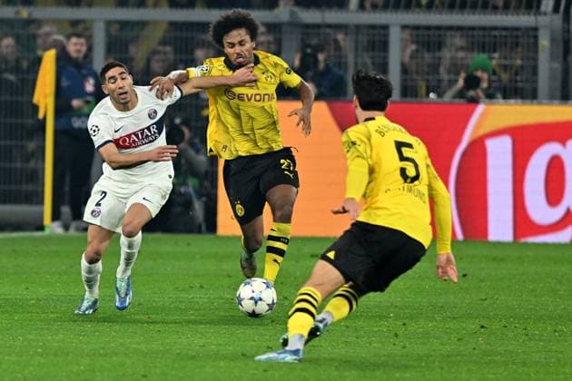 13 12 2023, xsltx, Football UEFA Champions League, Borussia Dortmund Paris St Germain PSG emspor, v l Achraf Hakimi FC Paris Saint Germain Karim Adeyemi Borussia Dortmund duel, action, action, battle for the ball DFL DFB REGULATIONS PROHIBIT ANY USE OF PHOTOGRAPHS as IMAGE SEQUENCES and or QUASI VIDEO Dortmund