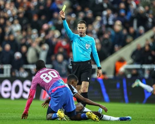 UEFA Champions League Newcastle United v AC Milan Referee Danny Makkelie gives a yellow card to Yunus Musah 80 of AC Milan during the UEFA Champions League match Newcastle United vs AC Milan at St. James s Park, Newcastle, United Kingdom, 13th December 2023 (Photo by Mark Cosgrove News Images) Newcastle St. James s Park Tyne and Wear United Kingdom Copyright: xMarkxCosgrove NewsxImagesx