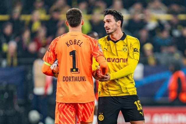 Gregor Kobel Borussia Dortmund, 1 Mats Hummels Borussia Dortmund, 15 Borussia Dortmund vs Paris Saint Germain, Football, UEFA Champions League, Matchday 6, 13 12 2023 DFL REGULATIONS PROHIBIT ANY OUSE OF PHOTOGRAPHS AS IMAGE SEQUENCES AND OR QUASI VIDEO Borussia Dortmund vs Paris Saint Germain, Football, UEFA Champions League, Matchday 6, 13 12 2023 Dortmund Copyright: xEibner-Pressefoto BahhoxKarax EP_BVB