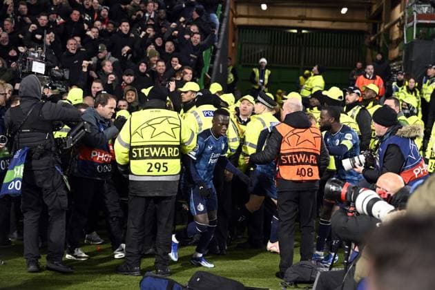 Sport Themen der Woche KW50 Sport Bilder des Tages GLASGOW - Yankuba Minteh of Feyenoord celebrates the 1-1 during the UEFA Champions League Group E match between Celtic FC and Feyenoord at Celtic Park on December 13, 2023 in Glasgow, Scotland. ANP OLAF KRAAK Group E - UEFA Champions League 2023 2024 xVIxANPxSportx xxANPxIVx 486225901 originalFilename: 486225901.jpg