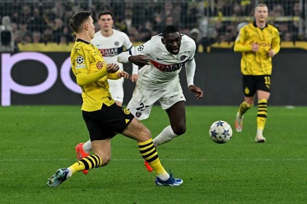 13 12 2023, xsltx, Football UEFA Champions League, Borussia Dortmund Paris St Germain PSG emspor, v l Nico Schlotterbeck Borussia Dortmund Randal Kolo Muani FC Paris Saint Germain Zweikampf, Aktion, action, battle for the ball DFL DFB REGULATIONS PROHIBIT ANY USE OF PHOTOGRAPHS as IMAGE SEQUENCES and or QUASI VIDEO Dortmund
