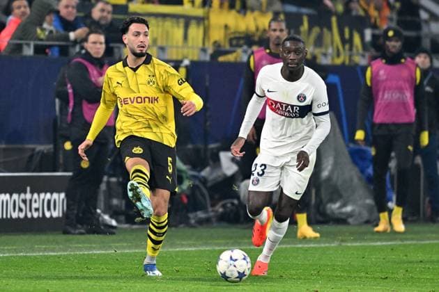 13 12 2023, xsltx, Football UEFA Champions League, Borussia Dortmund Paris St Germain PSG emspor, v l Randal Kolo Muani FC Paris Saint Germain Ramy Bensebaini Borussia Dortmund duel, action, action, battle for the ball DFL DFB REGULATIONS PROHIBIT ANY USE OF PHOTOGRAPHS as IMAGE SEQUENCES and or QUASI VIDEO Dortmund