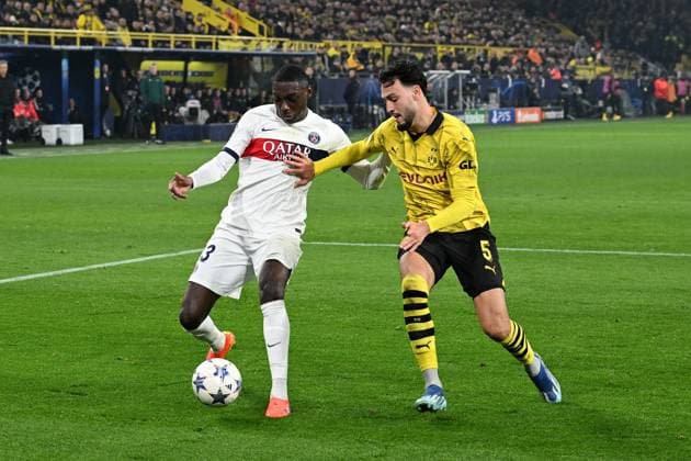 13 12 2023, xsltx, Football UEFA Champions League, Borussia Dortmund Paris St Germain PSG emspor, v l Randal Kolo Muani FC Paris Saint Germain Ramy Bensebaini Borussia Dortmund duel, action, action, battle for the ball DFL DFB REGULATIONS PROHIBIT ANY USE OF PHOTOGRAPHS as IMAGE SEQUENCES and or QUASI VIDEO Dortmund