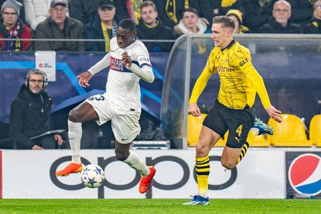 Randal Kolo Muani Paris Saint Germain, 23 Nico Schlotterbeck Borussia Dortmund, 4 Borussia Dortmund vs Paris Saint Germain, Football, UEFA Champions League, Matchday 6, 13 12 2023 DFL REGULATIONS PROHIBIT ANY OUSE OF PHOTOGRAPHS AS IMAGE SEQUENCES AND OR QUASI VIDEO Borussia Dortmund vs Paris Saint Germain, Football, UEFA Champions League, Matchday 6, 13 12 2023 Dortmund Copyright: xEibner-Pressefoto BahhoxKarax EP_BVB