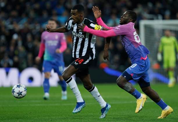 Newcastle United FC v AC Milan: Group F - UEFA Champions League 2023 24 Alexander Isak of Newcastle United and Yunus Musah of AC Milan challenge during the UEFA Champions League match between Newcastle United FC and AC Milan at St. James Park on December 13, 2023 in Newcastle upon Tyne, United Kingdom. Newcastle upon Tyne St. James Park England United Kingdom Copyright: xRichardxSellers Sportsphoto APLx 13964150
