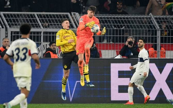 Goalkeeper Gregor Kobel Borussia Dortmund , Nico Schlotterbeck Borussia Dortmund , v re 13 12 2023, Football Champions League, Season 2023 2024, Preliminary round, Matchday 6, Borussia Dortmund Paris Saint Germain Dortmund Signal Iduna Park Nordrhein Westfalen Germany Team2