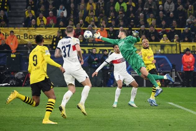 Goalkeeper Gianluigi Donnarumma Paris Saint Germain in action against Donyell Malen Borussia Dortmund , re 13 12 2023, Football Champions League, Season 2023 2024, Preliminary round, Matchday 6, Borussia Dortmund Paris Saint Germain Dortmund Signal Iduna Park Nordrhein Westfalen Germany Team2